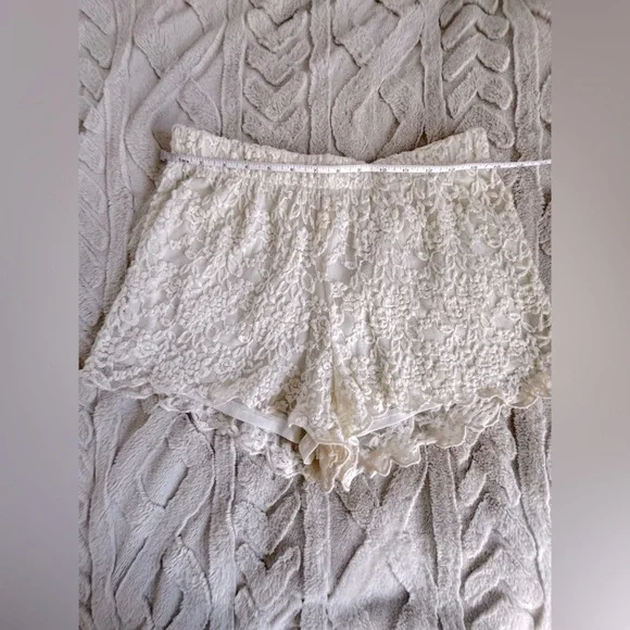 Chic Cream Lace Shorts - Picture 3 of 4